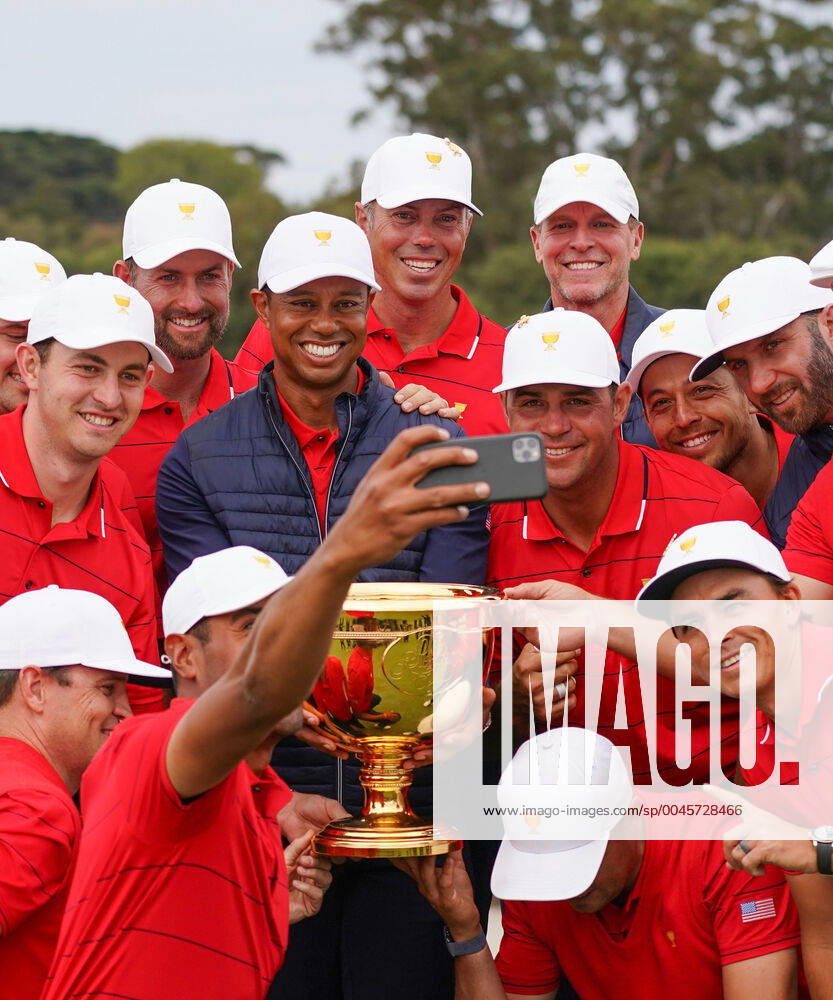 Bilder des Jahres 2019, Sport 12 Dezember GOLF PRESIDENTS CUP, Playing Captain Tiger Woods of the United States team and his teammates celebrate with the cup after they defeated the International team 16-14 during Sunday Singles matches on day four of the 2019 Presidents Cup golf tournament at the Royal Melbourne Golf Club in Melbourne, Sunday, December 15, 2019. ( NO ARCHIVING, , NO USE IN BOOKS WITHOUT CONSENT MELBOURNE VIC AUSTRALIA
