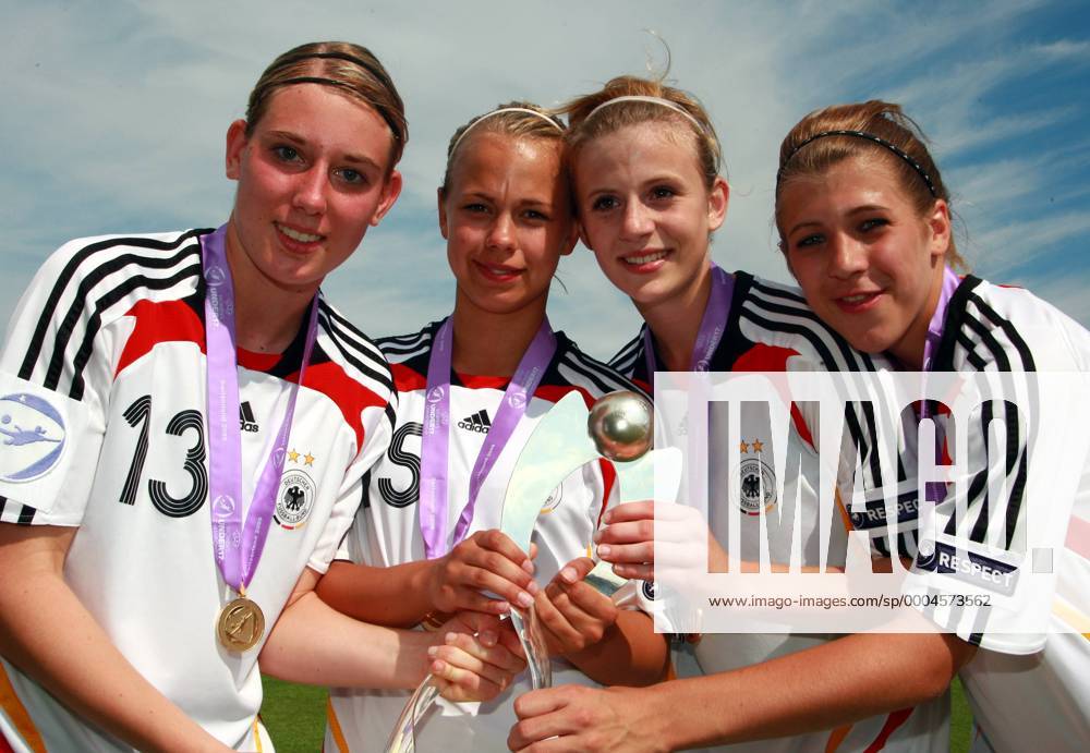 Europameister 2009, v.li.: Annika Eberhardt, Stephanie Breitner, Johanna Elsig und Luisa Wensing (alle Deutschland U17) Fußball Länderspiel Damen U17 EM 2009, U 17, Nationalteam, Nationaltrikot, Frauen, Frauenfußball, Junioren, Juniorin, Finale Gruppe Nachwuchs, Jugend, Juniorinnen, Nyon Freude,