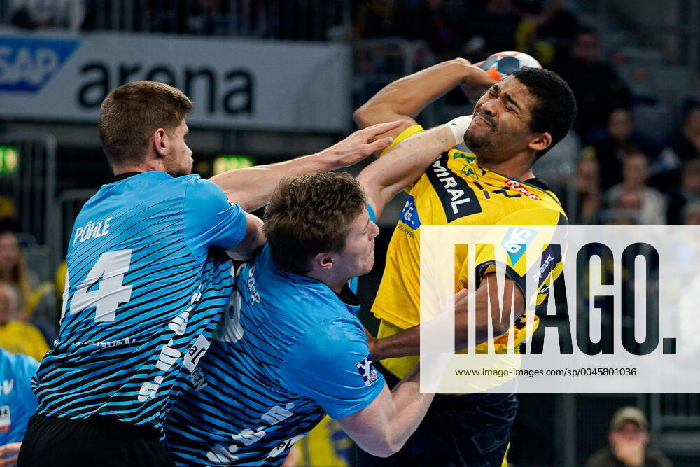 KW51 v.li.: Georg Pöhle (HSG Nordhorn, 94), Luca de Boer (HSG Nordhorn, 19), Mads Mensah Larsen (RNL, 22), Zweikampf, Spielszene, Duell, duel, tackle, tackling, Dynamik, Action, Aktion, 19.12.2019, Mannheim (Deutschland), Handball, Bundesliga, Rhein-Neckar Löwen - HSG Nordhorn-Lingen