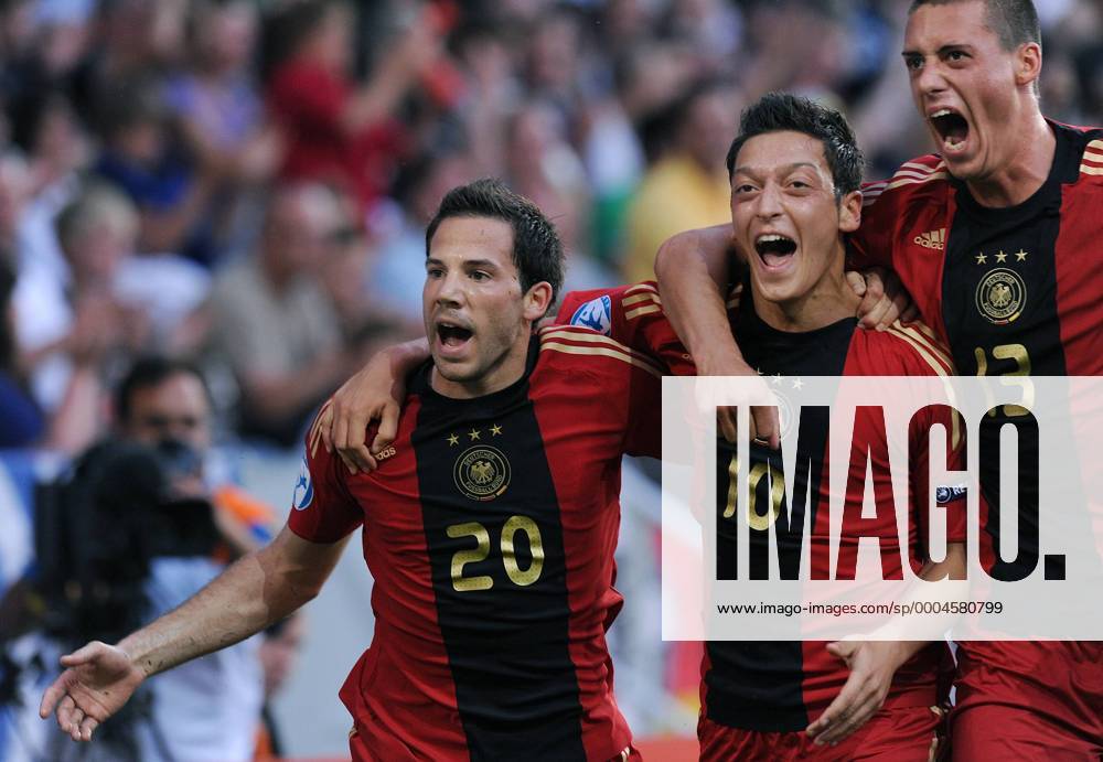 Gonzalo Castro (li.), Mesut Özil (Mitte) und Sandro Wagner (alle Deutschland U21) - Torjubel Fußball Länderspiel Herren U21 EM Finale 2009, U21, Nationalteam, Nationaltrikot Gruppe Malmö Freude, Begeisterung,
