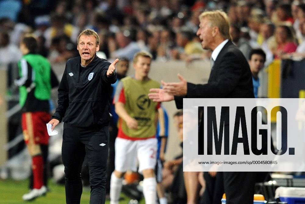 Nationaltrainer Stuart Pearce (England U21, li.) zeigt auf Nationaltrainer Horst Hrubesch ((Deutschland U21) - Fußball EM Herren U21 EM 2009, U 21, Nationalmannschaft Gruppe Finale Malmö