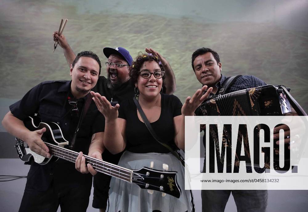 EUM20210618ESP01.JPG CIUDAD DE MÉXICO. Music Música-Santa Cecilia.- 18 de junio de 2021. La Santa Cecilia, grupo mexicoestadounidense, grabarán una colaboración con la Banda Filarmónica de Ayutla en Oaxaca. Foto: Archivo Agencia EL UNIVERSAL EELG