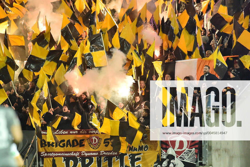 KW51 Fußball - 2. Bundesliga - 18. Spieltag 1. FC Nürnberg - Dynamo Dresden am 15.12.2019 im Max-Morlock-Stadion in Nürnberg Fans aus Dresden zünden bengalisches Feuer.