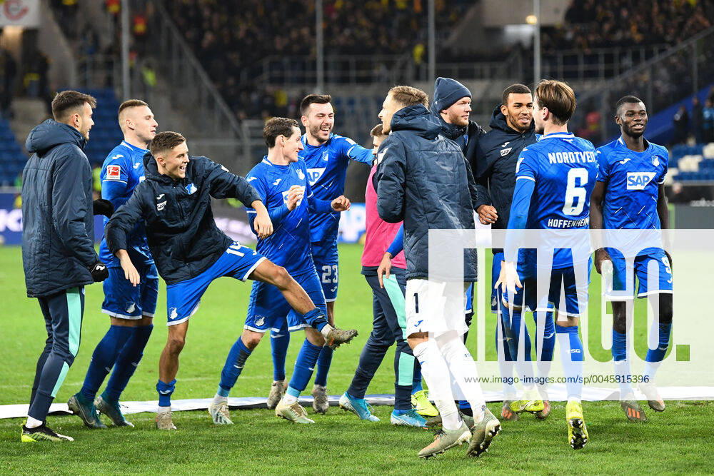 1.Fussball Bundesliga, TSG 1899 Hoffenheim - Borussia dortmund,, v.l. Die Hoffenheimer Mannschaft feiert ihren Sieg vor den Hoffenheimern Fans Sinsheim