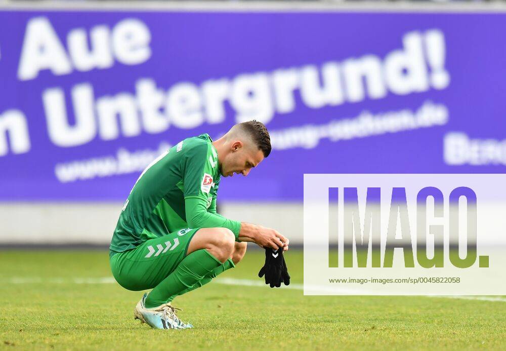 Fussball - Saison 2019 2020 - 2. Fussball - Bundesliga - 18. Spieltag: FC Erzgebirge Aue ( Wismut FCE ) - SpVgg Greuther Fürth ( Kleeblatt ) - MeZi - DFL REGULATIONS PROHIBIT ANY USE OF PHOTOGRAPHS AS IMAGE SEQUENCES AND OR QUASI-VIDEO - Branimir Hrgota (17, SpVgg Greuther Fürth ) enttäuscht Enttäuschungna