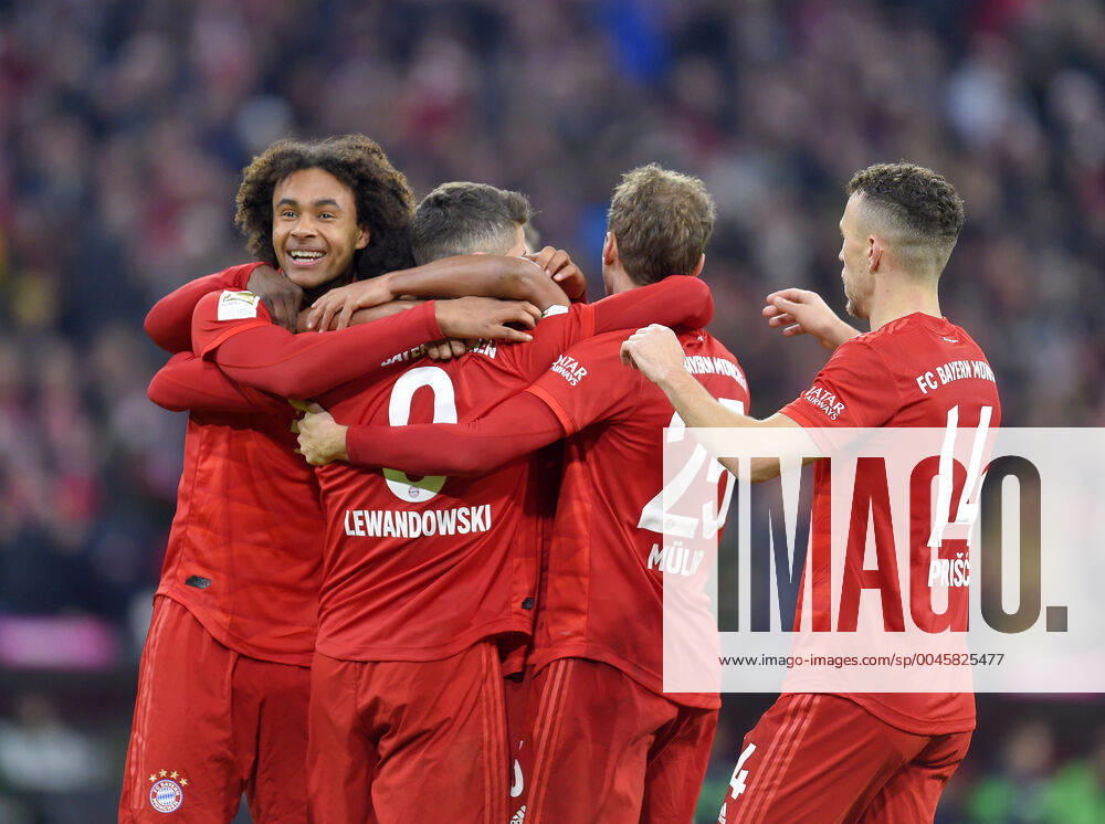 Fussball 1. Bundesliga 2019 2020, 17.Spieltag, FC Bayern München - VfL Wolfsburg, in der Allianz-Arena München. Joshua Zirkzee (Bayern München) jubelt mit den anderen beim 2:0