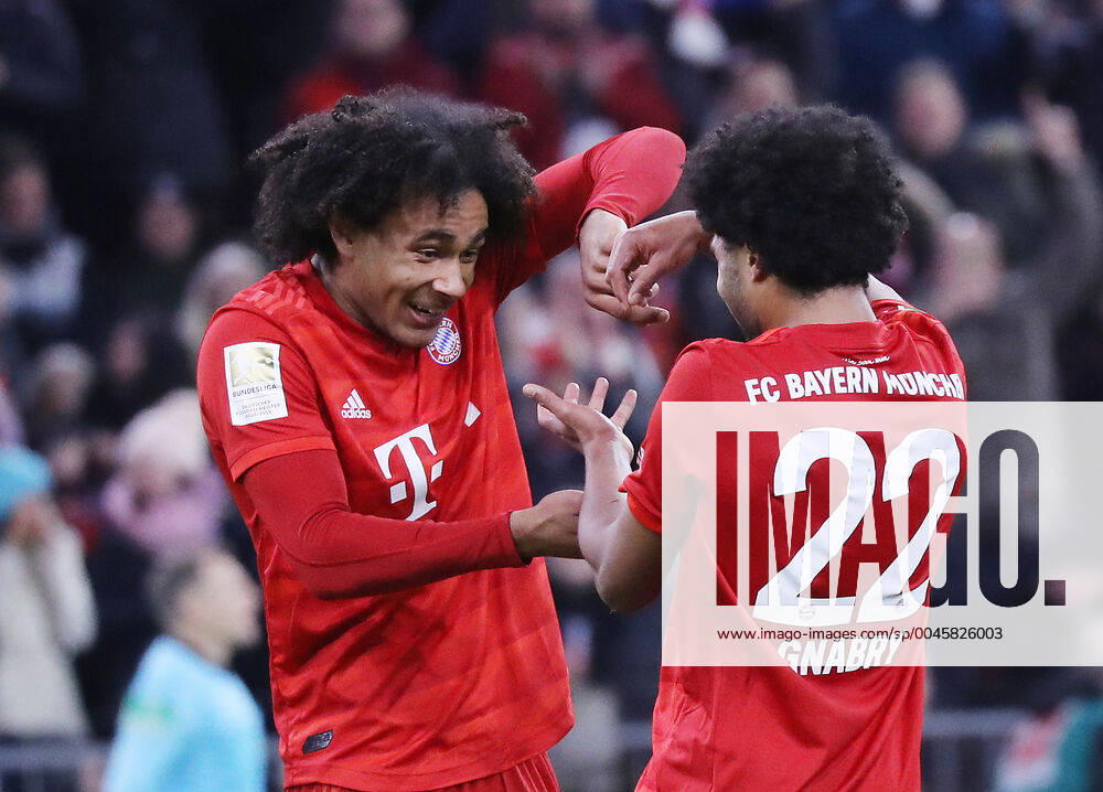KW51 FC Bayern München - VFL Wolfsburg 2:0 Die beiden Torschützen jubeln zusammen, Joshua Zirkzee und Serge Gnabry München Bayern Deutschland Allianz Arena