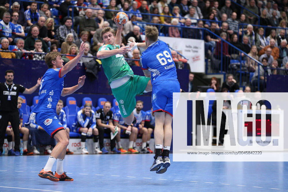 V.l. Jonathan Carlsbogard (TBV Lemgo Lippe 9), Franz Semper (SC DHfK Leipzig 3), Christian Klimek (TBV Lemgo Lippe 69) GER, Handball, 1. Bundesliga, TBV Lemgo Lippe gegen SC DHfK Leipzig, 21.12.2019 Lemgo