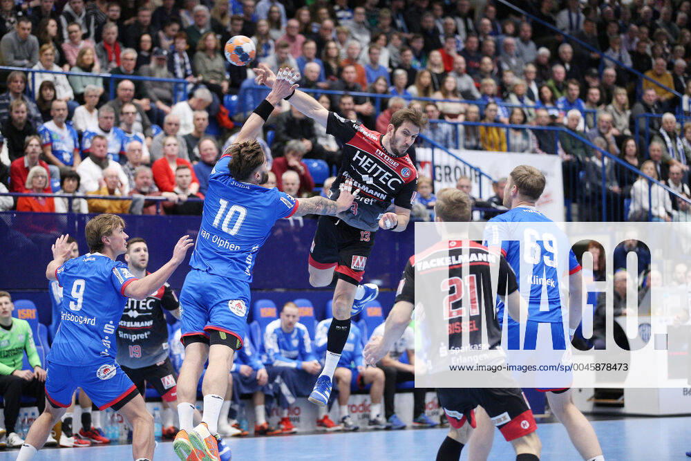 V.l. Jonathan Carlsbogard (TBV Lemgo Lippe 9), Fabian van Olphen (TBV Lemgo Lippe 10), Michael Haass (HC Erlangen 13), Christopher Bissel (HC Erlangen 21), Christian Klimek (TBV Lemgo Lippe 69) GER, Handball, 1. Bundesliga, TBV Lemgo Lippe gegen HC Erlangen, 26.12.2019 Lemgo