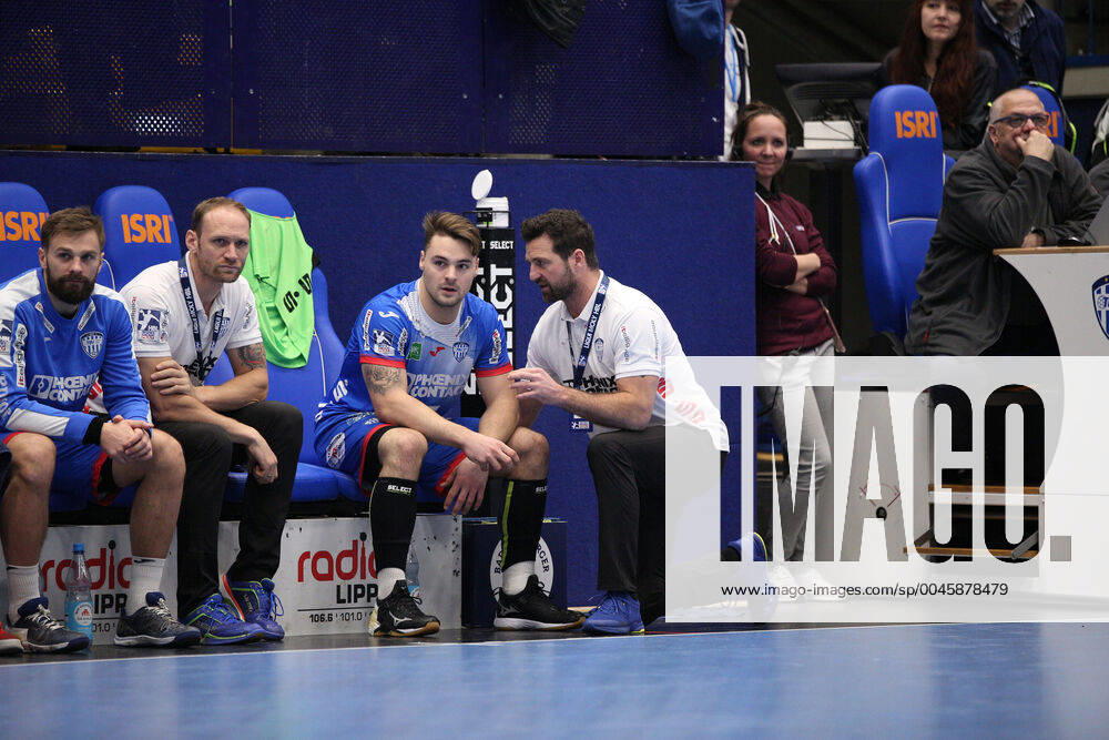V.l. Dani Baijens (TBV Lemgo Lippe 77), Florian Kehrmann (Trainer TBV Lemgo Lippe) GER, Handball, 1. Bundesliga, TBV Lemgo Lippe gegen HC Erlangen, 26.12.2019 Lemgo