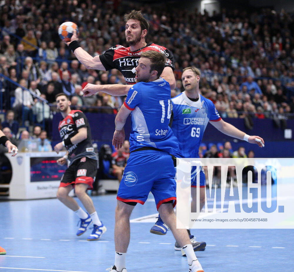 V.l. Michael Haass (HC Erlangen 13), Bobby Schagen (TBV Lemgo Lippe 14) GER, Handball, 1. Bundesliga, TBV Lemgo Lippe gegen HC Erlangen, 26.12.2019 Lemgo