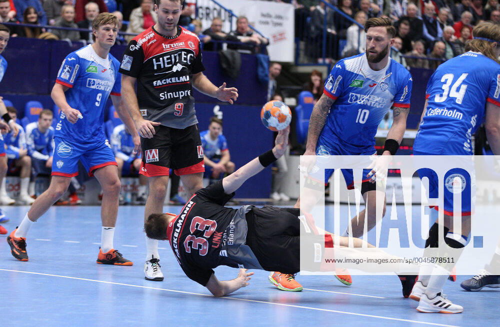 V.l. Jonathan Carlsbogard (TBV Lemgo Lippe 9), Petter Overby (HC Erlangen 9), Nikolai Link (HC Erlangen 33)(geht zu Boden), Fabian van Olphen (TBV Lemgo Lippe 10) GER, Handball, 1. Bundesliga, TBV Lemgo Lippe gegen HC Erlangen, 26.12.2019 Lemgo