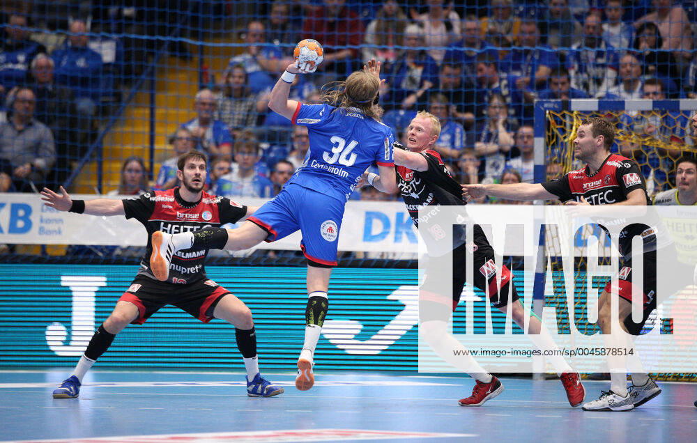 V.l. Michael Haass (HC Erlangen 13), Julius Rose (TBV Lemgo Lippe 43),. Sebastian Firnhaber (HC Erlangen 18) GER, Handball, 1. Bundesliga, TBV Lemgo Lippe gegen HC Erlangen, 26.12.2019 Lemgo