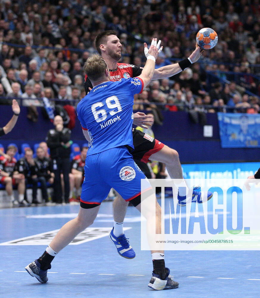 V.l. Christian Klimek (TBV Lemgo Lippe 69), Sime Ivic (HC Erlangen 19) GER, Handball, 1. Bundesliga, TBV Lemgo Lippe gegen HC Erlangen, 26.12.2019 Lemgo