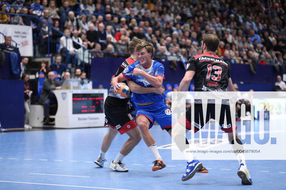 V.l. Petter Overby (HC Erlangen 9), Jonathan Carlsbogard (TBV Lemgo Lippe 9), Michael Haass (HC Erlangen 13) GER, Handball, 1. Bundesliga, TBV Lemgo Lippe gegen HC Erlangen, 26.12.2019 Lemgo
