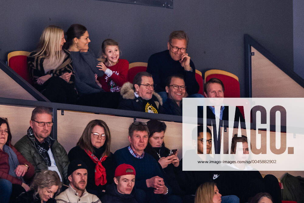 Kronprinsessan Victoria, Prinsessan Estelle och Prins Daniel pa läktaren under ishockeymatchen i SHL mellan Brynäs och Oskarshamn den 26 december 2019 i Gävle.