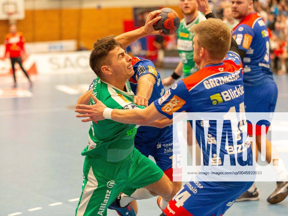 Lucas Krzikalla (SC DHfK Leipzig 08) gegen Martin Strobel (HBW Balingen-Weilstetten 15) und Oddur Greatarsson (HBW Balingen-Weilstetten 14) HBW Balingen-Weilstetten - SC DHfK Leipzig, Handball, Maenner, 1.Liga, Handball, Saison 2019 2020, 29.12.2019, GER, HBW Balingen-Weilstetten - SC DHfK Leipzig, Handball, Maenner, 1.Liga, Handball, Saison 2019 2020, 29.12.2019, Foto: EIBNER Dimitri Drofitsch Balingen