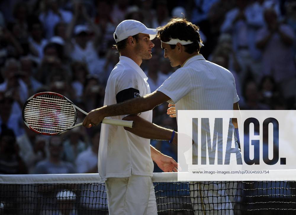 Andy Roddick (USA, li.) gratuliert Roger Federer (Schweiz) zum Wimbledon Sieg 2009 Tennis Herren All England Championships 2009, Grand Slam, ATP Tour, Finale Gruppe Wimbledon London Enttäuschung,