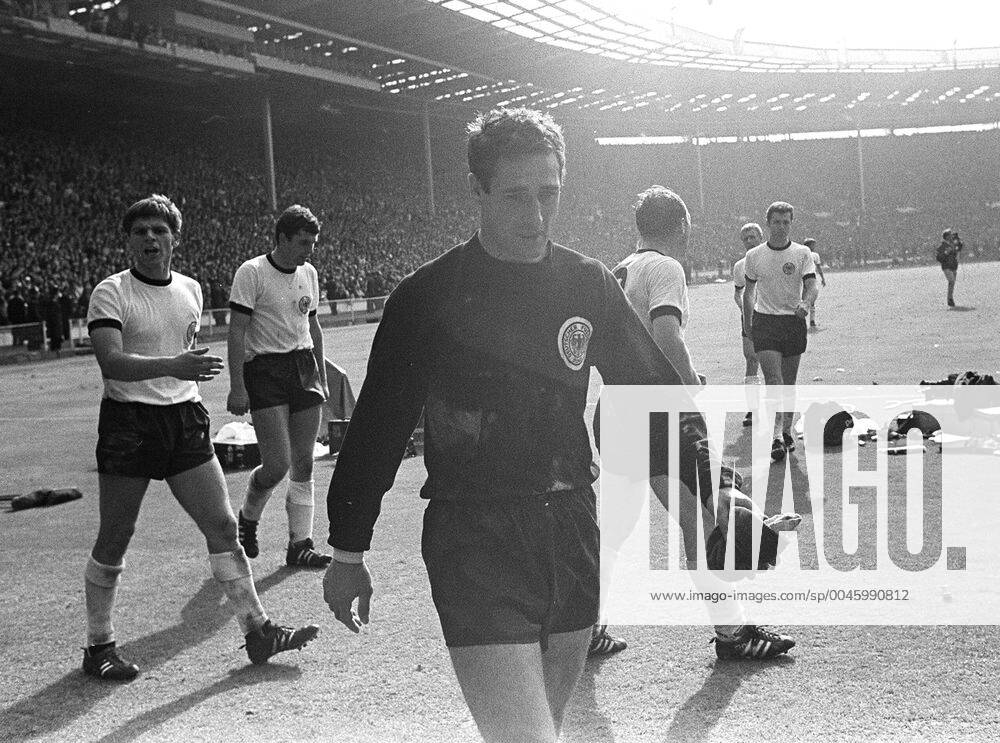 Fußball, WM 1966, Finale in Wembley, England - Deutschland 4-2 n.V. Torwartlegende Hans TILKOWSKI im Alter von 84 Jahren verstorben, Archivfoto; Endspiel Finale der Fussball Weltmeisterschaft WM 1966 im Londoner Wembleystadion England - Bundesrepublik Deutschland 4:3, die deutschen Spieler gehen vom Platz, vorn Torwart Hans TILKOWSKI, Querformat, SW-Aufnahme