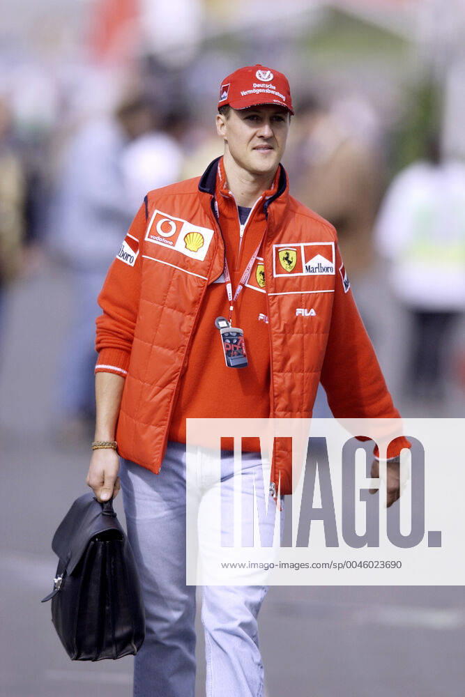 SCHUMACHER Michael F1 Team Scuderia Ferrari mit Aktentasche zur Arbeit GP von Oesterreich 2002 in Spielberg am 10. 05. 2002 in Spielberg