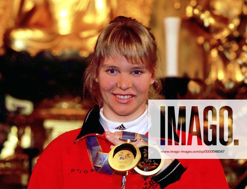 Katja Seizinger zeigt den Fotografen stolz ihre Medaillen Alpiner Skilauf OS Winter Damen Olympische Winterspiele, Spiele, Olympia, Olympiade, Kombinationsabfahrt, Ski alpin, Skisport Einzelbild Minami Sports Park Nagano Glück, Freude,