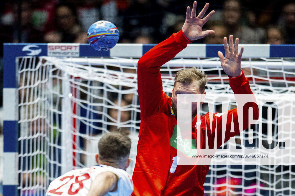 Aleix Gomez Abello of Spain and goalkeeper Johannes Bitter of Germany during the EHF European Handball Championship match between Spain and Germany on January 11, 2020 in Trondheim. Photo: Vegard Wivestad Grott BILDBYRAN kod VG 170462 bbeng handball handball handboll handball-em 2020 european men?s handball championship 2020 em 2020 handbolls-em 2020 ehf euro 2020 spania spanien tyskland germany deutschland