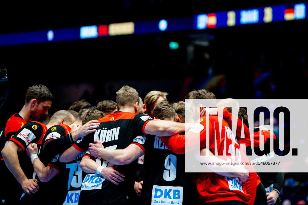 Julius Kühn and the players of Germany gather in a circle after the EHF European Handball Championship match between Spain and Germany on January 11, 2020 in Trondheim. Photo: Vegard Wivestad Grott BILDBYRAN kod VG 170462 bbeng handball handball handboll handball-em 2020 european men?s handball championship 2020 em 2020 handbolls-em 2020 ehf euro 2020 spania spanien tyskland germany deutschland