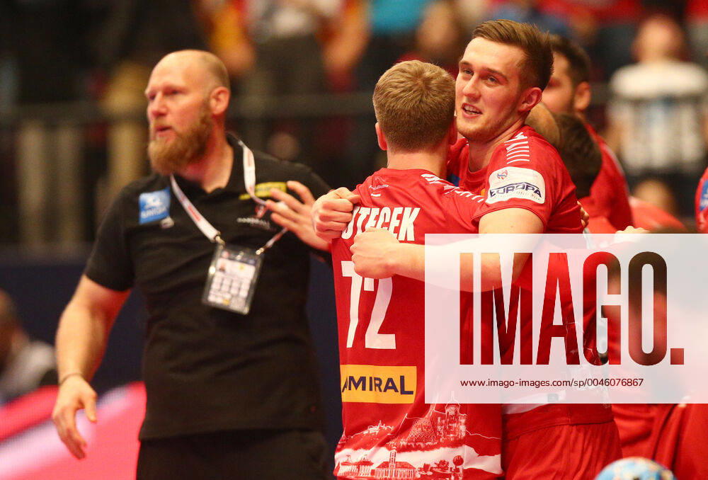 HANDBALL - EHF EURO 2020, AUT vs UKR VIENNA,AUSTRIA,12.JAN.20 - HANDBALL - EHF European Men s Handball Championship 2020, group stage, Austria vs Ukraine. Image shows the rejoicing of head coach Ales Pajovic (AUT), Lukas Hutecek (AUT and Nikola Bilyk (AUT). GEPAxpictures xChristianxOrt