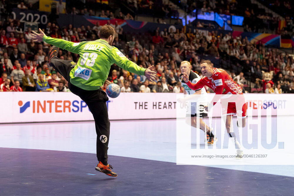 Maksim Baranau (Nr. 24, Belarus) gegen Andreas Wolff (Nr. 33, Deutschland). Belarus vs. Deutschland, Handball, Hauptrunde, EHF Euro 2020, 16.01.20 Wien Wien Oesterreich