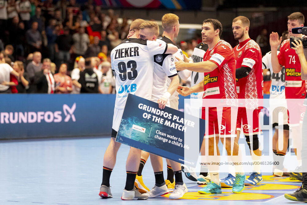Timo Kastening (Nr. 73, Deutschland) wird zum Player of the match gewaehlt und freut sich jubelt mit Patrick Zieker (Nr. 93, Deutschland). Belarus vs. Deutschland, Handball, Hauptrunde, EHF Euro 2020, 16.01.20 Wien Wien Oesterreich