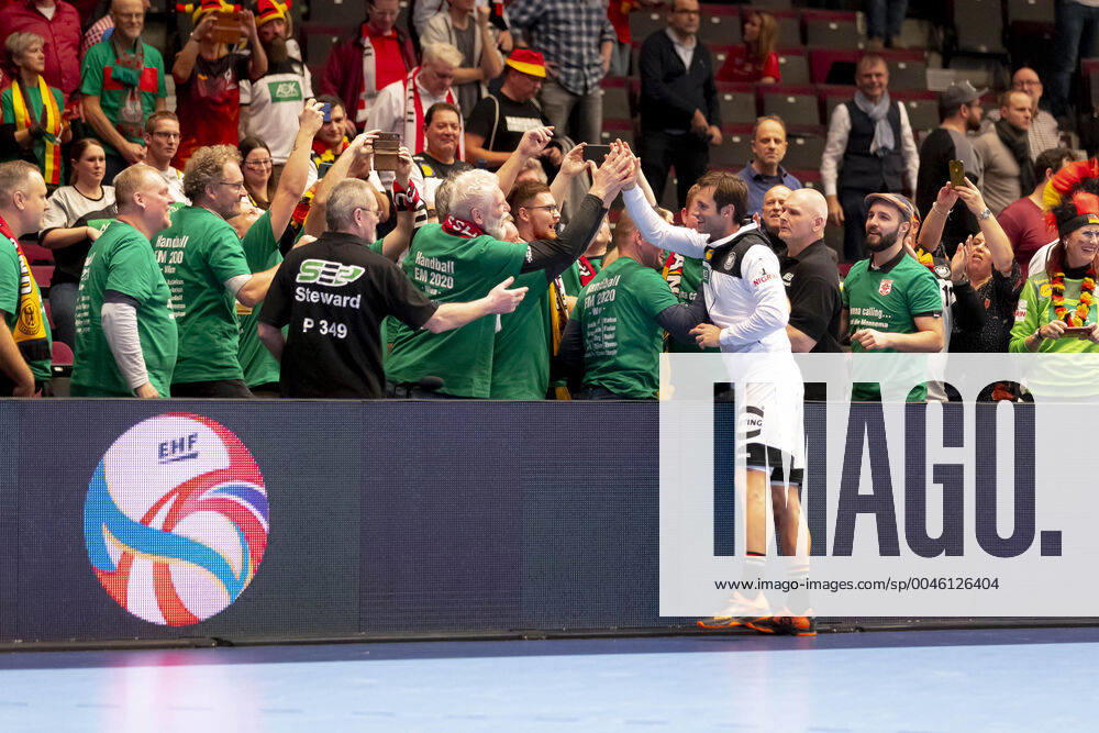 Uwe Gensheimer (Nr. 3, Deutschland) freut sich nach dem Spiel mit seinen Fans. Belarus vs. Deutschland, Handball, Hauptrunde, EHF Euro 2020, 16.01.20 Wien Wien Oesterreich