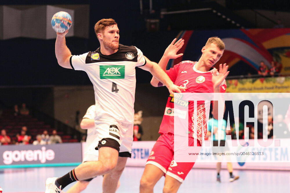 Deutschland - Weissrussland, EHF Euro 2020 Johannes Golla (Deutschland 4), Uladzislau Kulesh (Weissrussland 3)., Wien Wien Oesterreich Eissporthalle