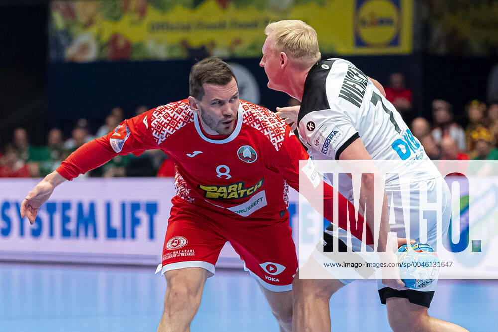 Handball, Maenner: EM 2020, Hauptrunde, Gruppe 1, Weißrussland - Deutschland v. li. im Zweikampf Siarhei Shylovich (Weißrussland) und Patrick Wiencek (Deutschland THW Kiel) Wien Stadthalle Wien Oesterreich