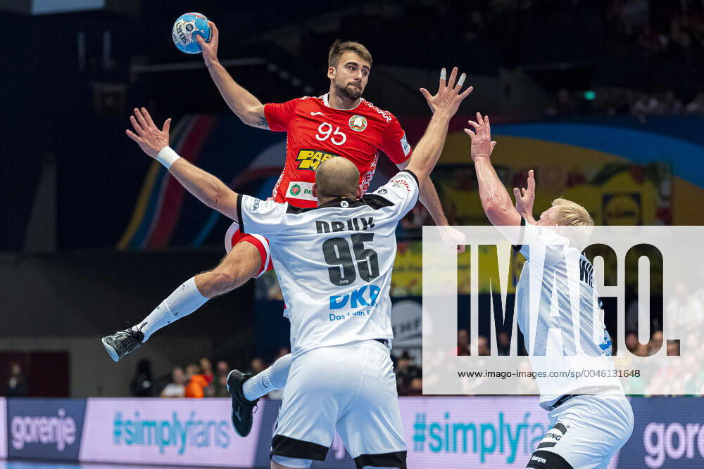 Handball, Maenner: EM 2020, Hauptrunde, Gruppe 1, Weißrussland - Deutschland Vadim Gayduchenko (Weißrussland), Paul Drux (Deutschland Fuechse Berlin), Patrick Wiencek (Deutschland THW Kiel) Wien Stadthalle Wien Oesterreich