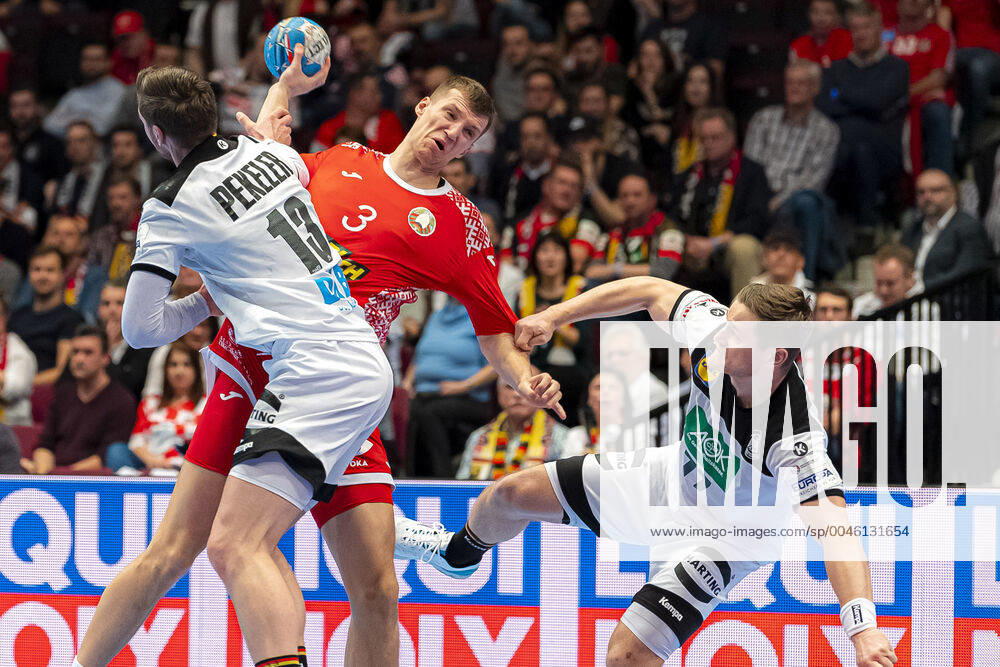 Handball, Maenner: EM 2020, Hauptrunde, Gruppe 1, Weißrussland - Deutschland v. li. im Zweikampf Hendrik Pekeler (Deutschland THW Kiel) und Uladzislau Kulesh (Weißrussland), David Schmidt (Deutschland TVB Stuttgart) Wien Stadthalle Wien Oesterreich
