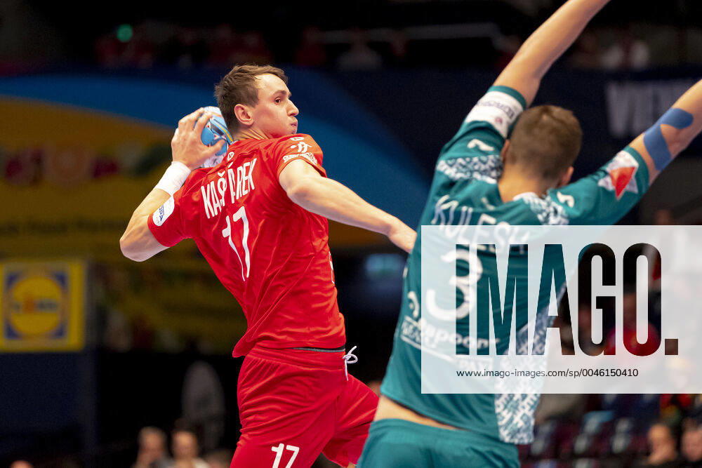 Stanislav Kasparek (Nr. 17, Tschechien) gegen Uladzislau Kulesh (Nr. 3, Belarus). Belarus vs. Tschechien, Handball, Hauptrunde, EHF Euro 2020, 18.01.20 Wien Wien Oesterreich