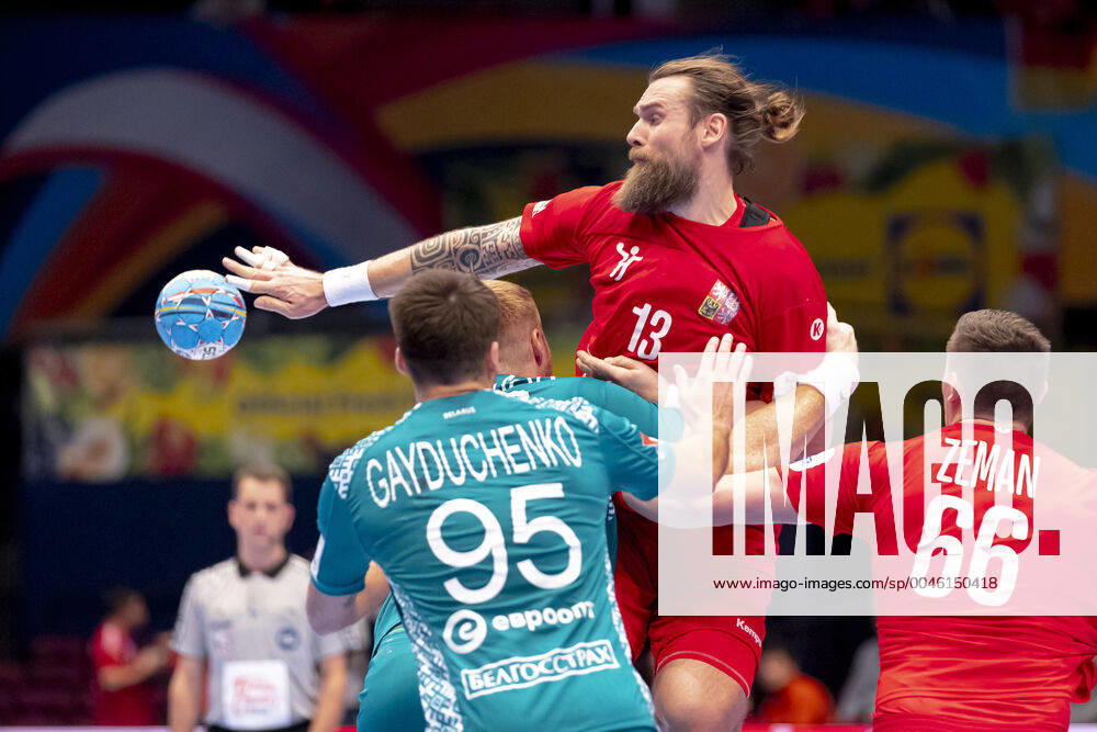 Pavel Horak (Nr. 13, Tschechien) gegen Viachaslau Shumak (Nr. 22, Belarus) und Vadim Gayduchenko (Nr. 95, Belarus). Belarus vs. Tschechien, Handball, Hauptrunde, EHF Euro 2020, 18.01.20 Wien Wien Oesterreich