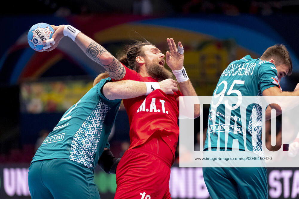Stanislav Kasparek (Nr. 17, Tschechien) gegen Viachaslau Shumak (Nr. 22, Belarus) und Vadim Gayduchenko (Nr. 95, Belarus). Belarus vs. Tschechien, Handball, Hauptrunde, EHF Euro 2020, 18.01.20 Wien Wien Oesterreich