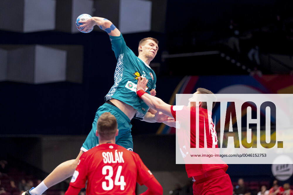 Uladzislau Kulesh (Nr. 3, Belarus) gegen Dominik Solak (Nr. 34, Tschechien) und Stepan Zeman (Nr. 66, Tschechien). Belarus vs. Tschechien, Handball, Hauptrunde, EHF Euro 2020, 18.01.20 Wien Wien Oesterreich