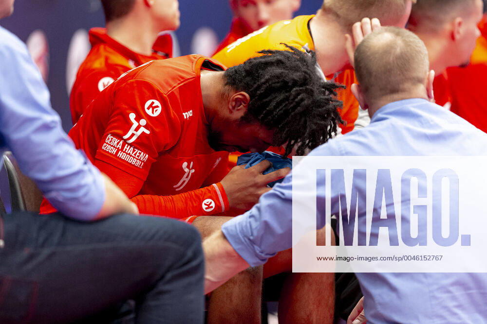 Dieudonne Mubenzem (Nr. 40, Tschechien) wird auf der Bank mit Schmerzen behandelt. Belarus vs. Tschechien, Handball, Hauptrunde, EHF Euro 2020, 18.01.20 Wien Wien Oesterreich