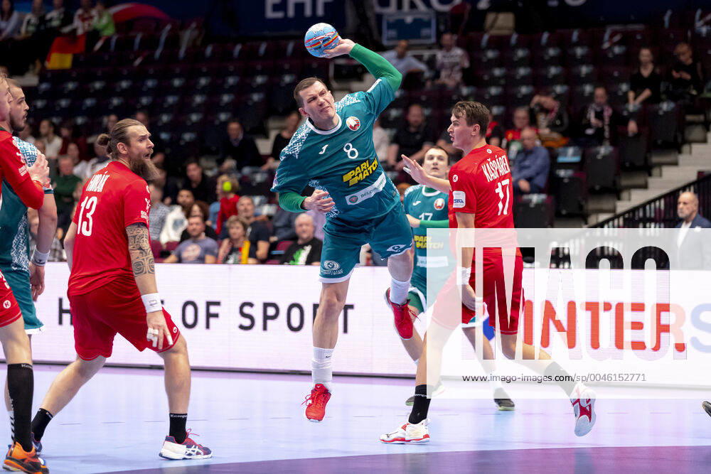 Siarhei Shylovich (Nr. 8, Belarus) gegen Pavel Horak (Nr. 13, Tschechien) und Stanislav Kasparek (Nr. 17, Tschechien). Belarus vs. Tschechien, Handball, Hauptrunde, EHF Euro 2020, 18.01.20 Wien Wien Oesterreich
