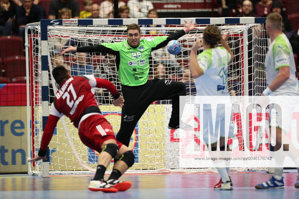 MALMOE 20200119 Slovenia s goalkeeper Klemen Ferlin makes a save during the Men s European Handball Championship main round Group 2 match between Slovenia and Hungary at Malmo Arena, Friday Jan. 19, 2020. Foto Andreas Hillergren TT kod 10600 Malmo Sweden