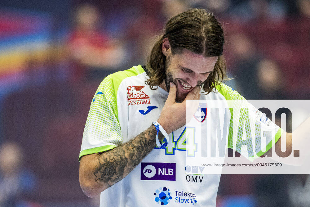 Dean Bombac of Slovenia looks dejected after the EHF European Handball Championship match between Slovenia and Hungary on January 19, 2020 in Malmö. Photo: Ludvig Thunman BILDBYRAN kod LT 35708 bbeng ehf euro 2020 em 2020 european men?s handball championship 2020 handball handboll handbolls-em 2020 handball handball-em 2020 slovenien slovenia hungary ungern depp dejected
