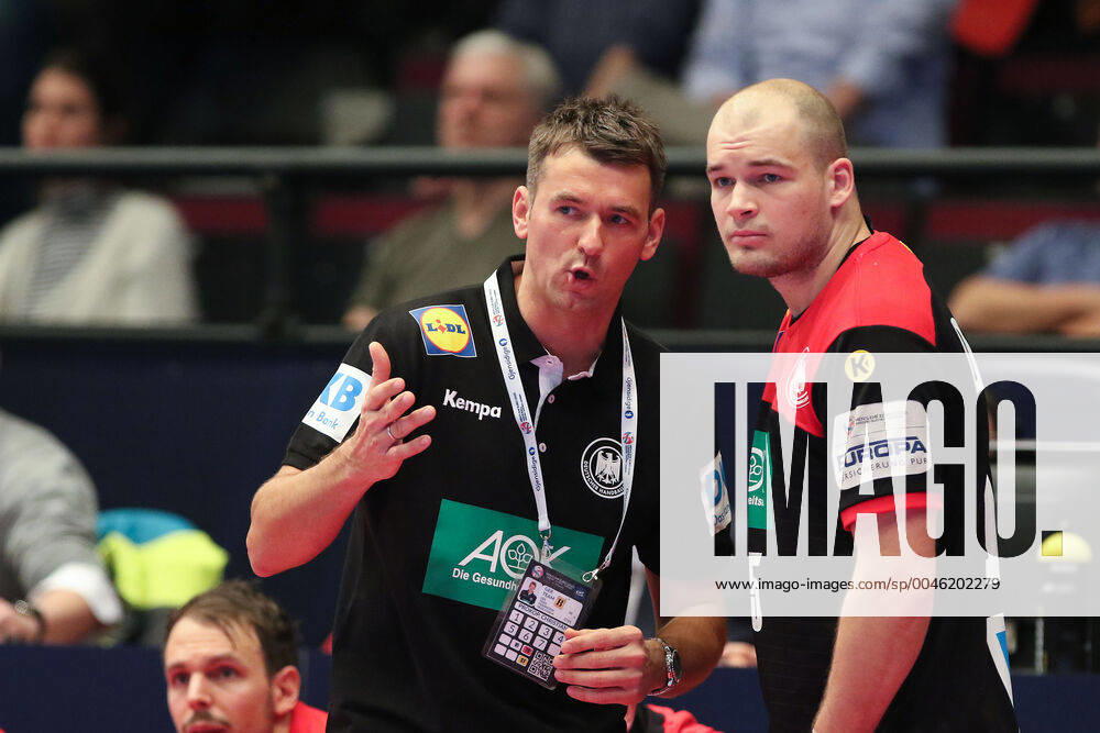 Oesterreich - Deutschland, EHF Euro 2020 Christian Prokop (Trainer Deutschland), gibt Anweissung an Paul Drux (Deutschland 95),, Wien Wien Oesterreich Eissporthalle