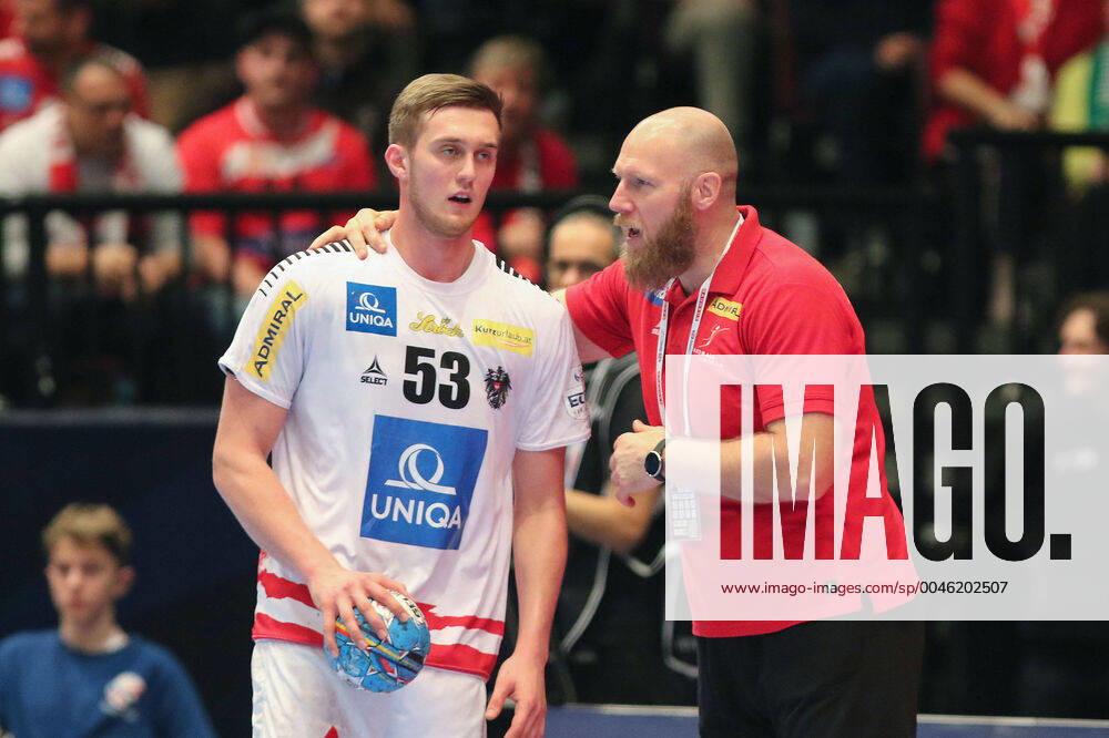 Oesterreich - Deutschland, EHF Euro 2020 Ales Pajovic (Trainer Oesterreich), gibt Anweisungen an Nikola Bilyk (Oesterreich 53),, Wien Wien Oesterreich Eissporthalle