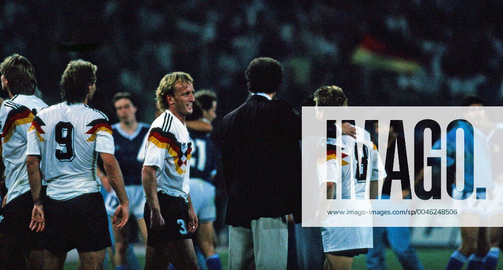 Deutschland - Argentinien Italien, Rom, 08.07.1990, Fussball, FIFA WM 1990 in Italien, Finale, DFB Deutschland - Argentinien (1:0): v.l. Rudi Völler, Andreas Brehme (beide Deutschland), Franz Beckenbauer (Trainert Deutschland), Thomas Häßler (Deutschland).