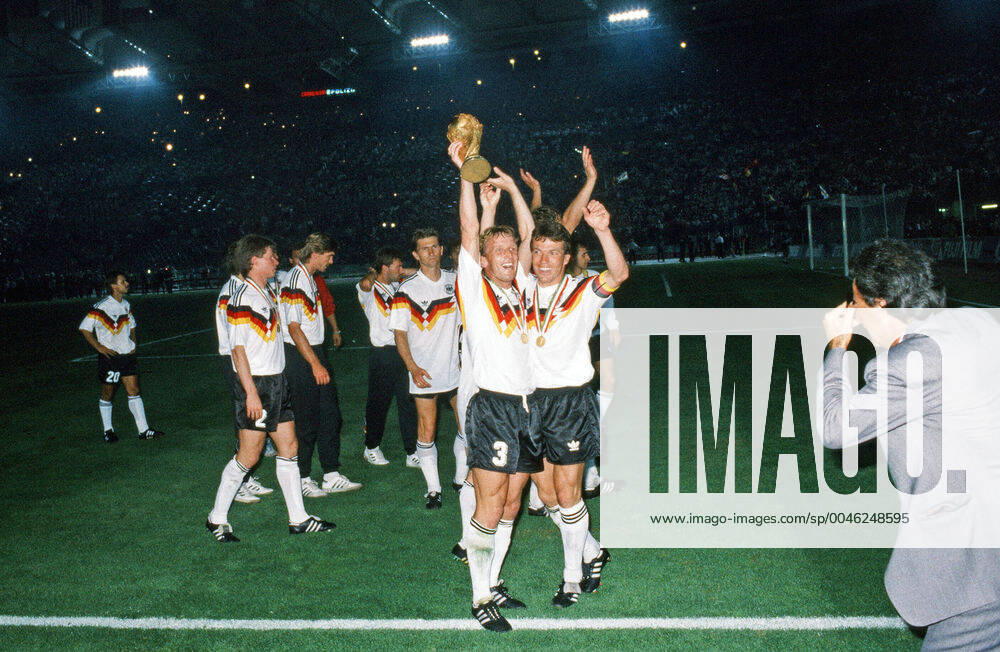 Deutschland - Argentinien Italien, Rom, 08.07.1990, Fussball, FIFA WM 1990 in Italien, Finale, DFB Deutschland - Argentinien (1:0): v.l. Andreas Brehme, Lothar Matthäus (beide Deutschland) mit dem WM Pokal.