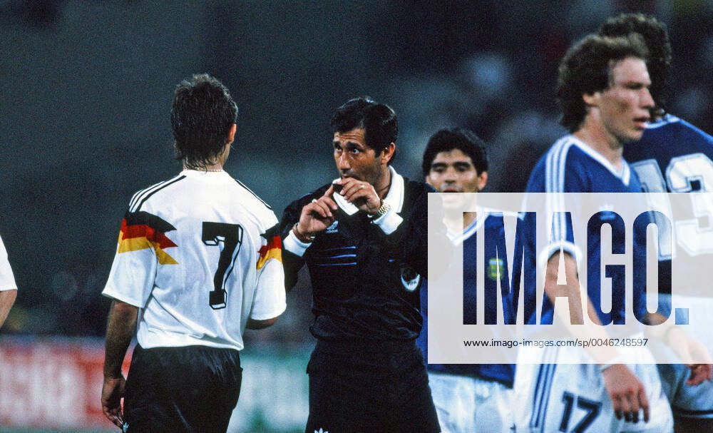 Deutschland - Argentinien Italien, Rom, 08.07.1990, Fussball, FIFA WM 1990 in Italien, Finale, DFB Deutschland - Argentinien (1:0): v.l. Pierre Littbarski (Deutschland), Edgardo Codesal (Schiedsrichter).