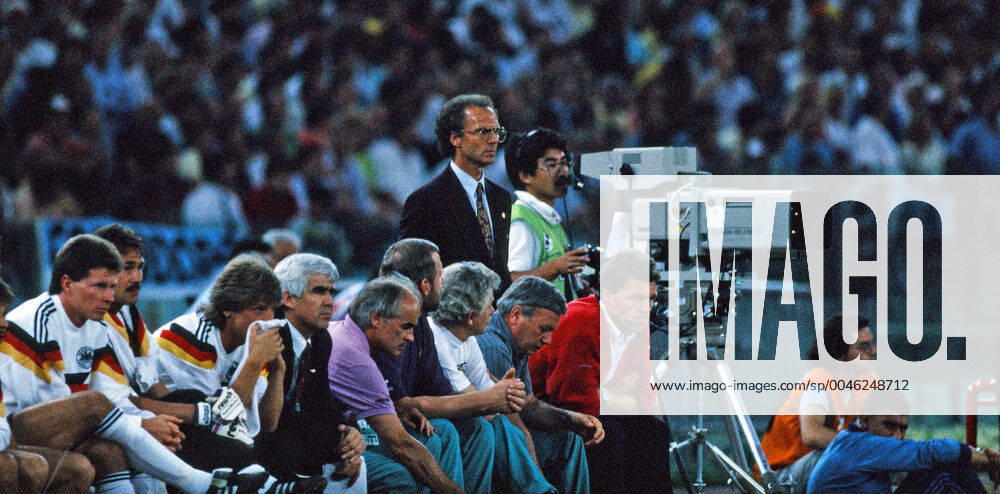 Deutschland - Argentinien Italien, Rom, 08.07.1990, Fussball, FIFA WM 1990 in Italien, Finale, DFB Deutschland - Argentinien (1:0): v.l. Franz Beckenbauer (Trainer Deutschland), Holger Osieck (Trainer Deutschland).