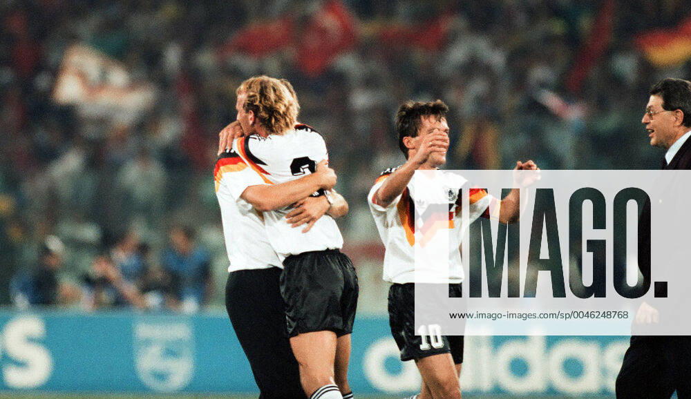 Deutschland - Argentinien Italien, Rom, 08.07.1990, Fussball, FIFA WM 1990 in Italien, Finale, DFB Deutschland - Argentinien (1:0): v.l. Andreas Brehme, Lothar Matthäus (beide Deutschland).